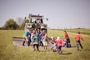 布利斯多夫Seerose的一群站在拖拉机前的儿童