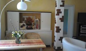 DwasiedenAltes Kreidehaus的用餐室,配有花瓶桌子