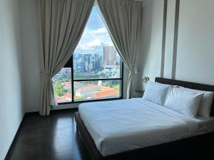 吉隆坡Millennium Suite At Opus Residence的一间卧室设有一张床和一个大窗户