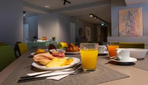 佛罗伦萨Il Santo Stays的一张桌子,上面放着一盘食物和两杯橙汁