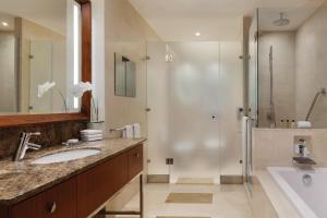 多哈JW Marriott Marquis City Center Doha的一间带水槽和淋浴的浴室