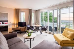 奥斯赛拜-屈隆斯博恩库隆斯博恩沃克罗内酒店的客厅配有沙发和1张床