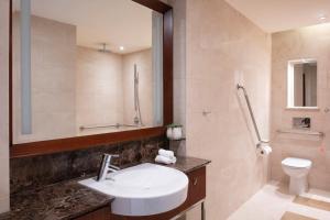 多哈JW Marriott Marquis City Center Doha的一间带水槽和卫生间的浴室