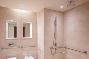 多哈JW Marriott Marquis City Center Doha的带淋浴和盥洗盆的浴室