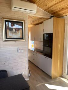 Wapnicasunset cabin on the beach的一间小房子里的小厨房
