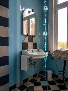 赫纲兰德B&B Le Manoir de la Douve的一间带水槽和镜子的浴室