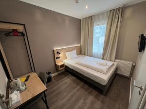 汉诺威JJ Hotel Hannover-City-Pension的一间小卧室,配有床和窗户