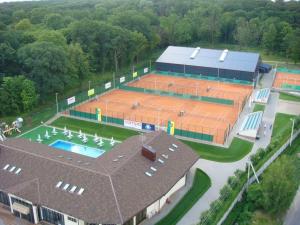布恰卡姆帕酒店的网球场和网球场的顶部景观