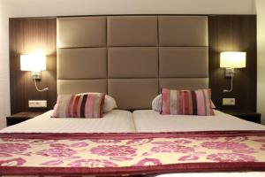 米德尔堡米德尔斯堡酒店的一间卧室配有一张大床和两个枕头
