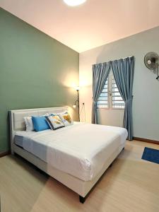 伯恩仓W13 atGoldenHills NightMarket WiFi 4R的卧室设有一张白色大床和一扇窗户。