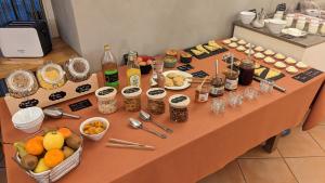 菲雅克勒夸特尔兹酒店的一张长桌,上面有食物和饮料