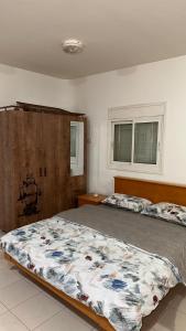 拿撒勒ELIAS Penthouse的一间卧室,卧室内配有一张大床