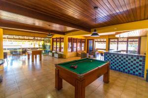 塞古罗港Apart Hotel Boulevard da Praia - Portal Hotéis的一张位于房间中间的台球桌