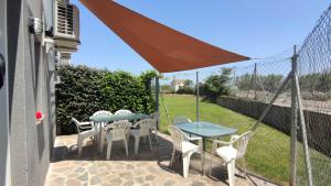 LumpiaqueCasa las Nubes的庭院配有桌椅和遮阳伞。