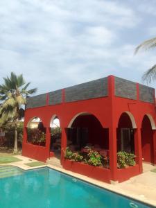 恩加帕鲁Villa Ty an heol的游泳池旁的红色建筑