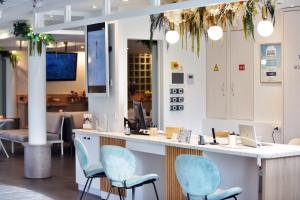 拉罗谢尔拉罗谢尔中心基里雅德酒店的牙科办公室里带蓝色椅子的酒吧