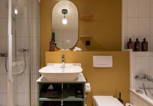 伦策海德斯维泽霍夫伦策海德酒店的一间带水槽和镜子的浴室
