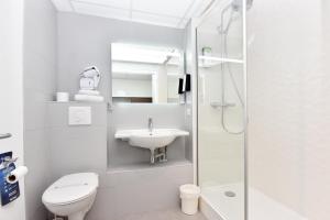 拉罗谢尔拉罗谢尔中心基里雅德酒店的白色的浴室设有卫生间和水槽。