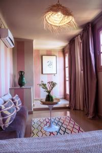 马拉喀什117号摩洛哥传统庭院住宅的客厅配有沙发和桌子