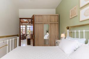 帕拉塔蒙Sevi's Holiday Home, Panel Hospitality Homes & Villas的一间卧室设有一张床和一个推拉门