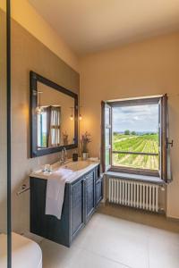 Rocchetta TanaroBraida Wine Resort的一间带水槽的浴室和一个美景窗户