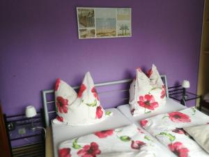 克劳斯塔尔采勒费尔德Haus Brockenblick的卧室设有两张床铺和紫色墙壁