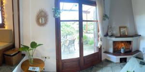 桑加拉达Artemisia House的客厅设有木门和壁炉