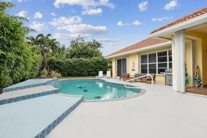 西棕榈滩Singer Island Beach Oasis: Heated Pool & 2022 Renovations的一座房子后院的游泳池
