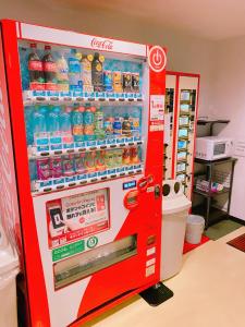 犬山市Inuyama City Hotel的商店里的可可苏打水自动售货机