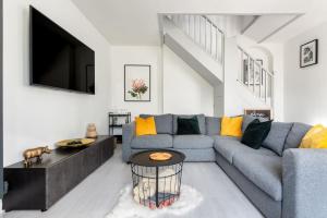 纽基Spacious, Modern Home, Central Newquay w/ parking的带沙发和电视的客厅