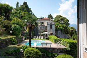 巴韦诺villa rosa的一座带游泳池和棕榈树的庄园