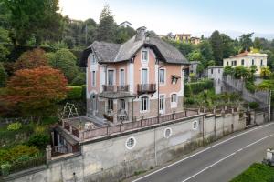 巴韦诺villa rosa的路边墙上的房子