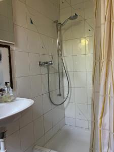 穆尔滕Stellamandra的带淋浴和盥洗盆的浴室