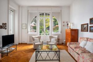 巴韦诺villa rosa的客厅配有沙发和桌子