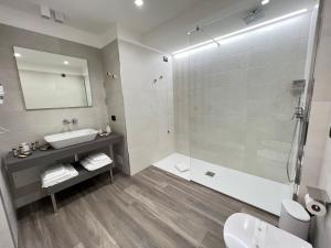 夏卡RoccaRegina Hotel的一间带水槽和淋浴的浴室
