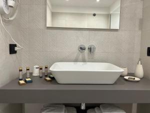 夏卡RoccaRegina Hotel的台面上带白色水槽的浴室