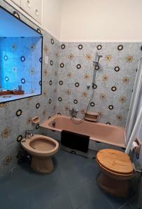 阿纳卡普里Casa Dora的一间带卫生间和浴缸的浴室