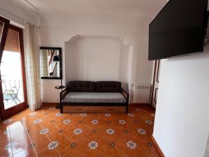 阿纳卡普里Casa Dora的带沙发和电视的客厅