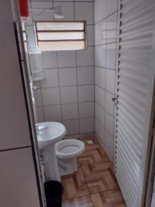 隆德里纳Hospedagem A Vale Verde的一间带卫生间和水槽的小浴室