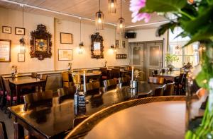 拉芬斯泰因Hotel Restaurant De Keurvorst的一间在房间内配有桌椅的餐厅