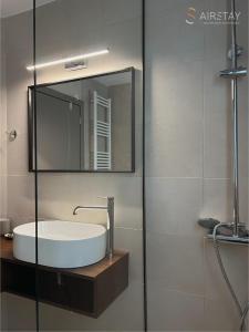 斯巴达Akali Apartment airport by Airstay的一间带水槽和镜子的浴室
