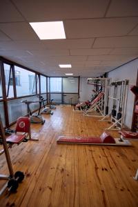 圣拉斐尔圣马丁Spa酒店的一间健身房,配有大量的健身器材,位于木地板上