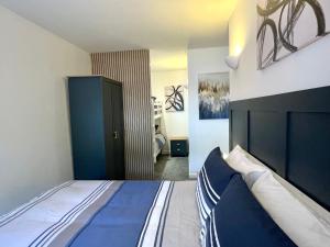 本莱赫Apartment 3 Benllech with Sea views的一间卧室配有一张大床和蓝色床头板