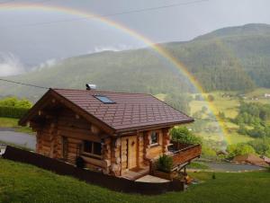 Les Villards-sur-ThônesChalet Anzac Chalet 5 Etoiles en Rondins Tout Neuf Unique dans les Aravis的小木屋的彩虹