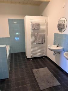 HolwierdeB&B Oldenbosch的浴室配有盥洗盆、卫生间、浴缸和盥洗盆。