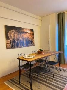 恰纳卡莱Merkezde 2+1 Geniş Daire的餐桌、椅子和一幅大象画