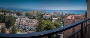 贝纳尔马德纳Mar del Sur Apartment Sea Views的阳台享有城市美景。