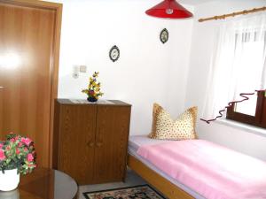 PapstdorfFerienwohnung Dagmar Mergen的一间小卧室,配有粉红色的床和窗户