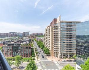 阿林顿2BR Executive Apartment with Balcony的享有城市街道和建筑的景色