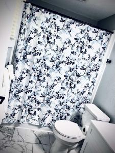 RoscommonModern Room 12-Newly Renovated的浴室设有黑色和白色的淋浴帘